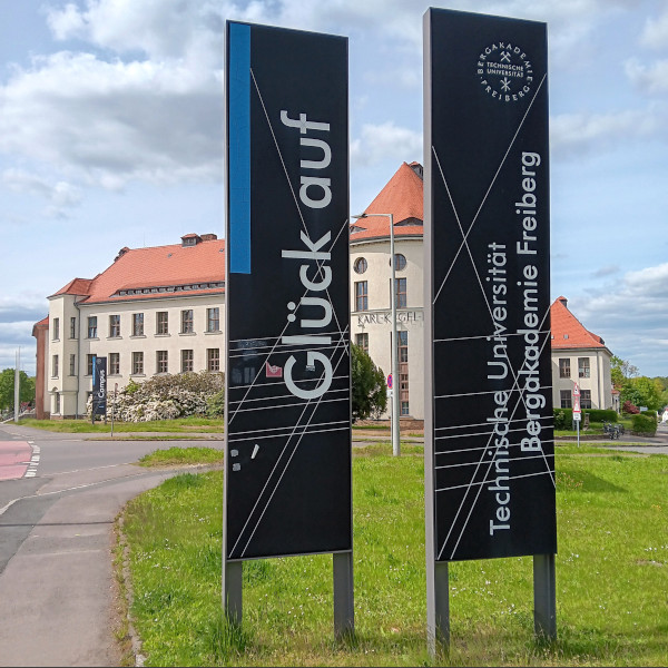 Schild TU Bergakademie Freiberg