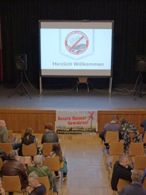 Der Saal ist bereits gut gefüllt ...