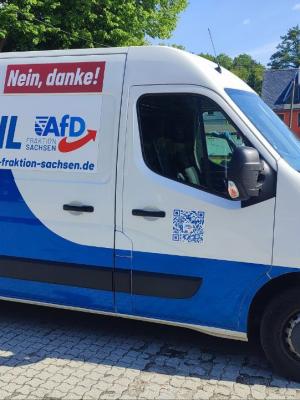 Das Bürgermobil der Fraktion beim EDEKA in Bienenmühle